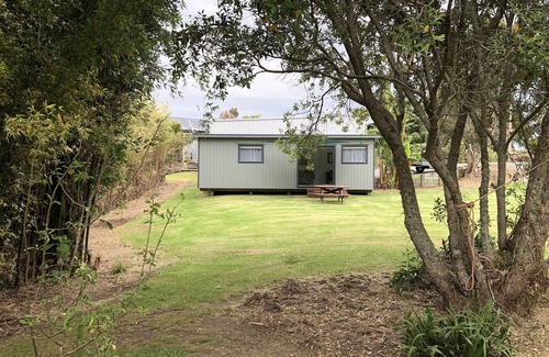 Whangarei Heads Cabina | Nuevo en Urquharts Bay: relajante cabaña en la playa ubicada en un gran jardín privado