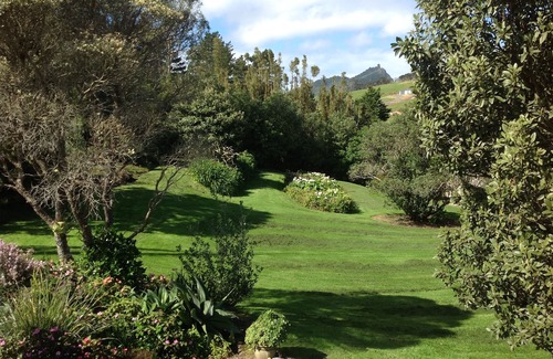 Whangarei Heads Cabina | Nuevo en Urquharts Bay: relajante cabaña en la playa ubicada en un gran jardín privado