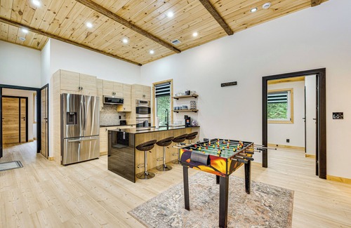 Thornton Cabina | Porch & 1-Acre Yard: White Mountains Hideaway