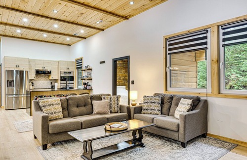 Thornton Cabina | Porch & 1-Acre Yard: White Mountains Hideaway