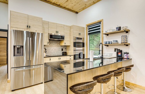 Thornton Cabina | Porch & 1-Acre Yard: White Mountains Hideaway