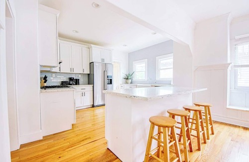 Downtown Los Angeles Casa | Porch & Lush Garden Bright 3BR Escape