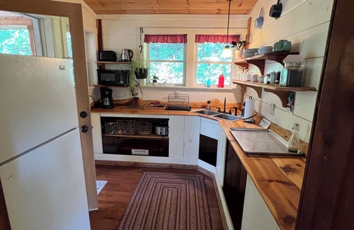 Irvine Cabina | Porch & Pines Cottage with a View