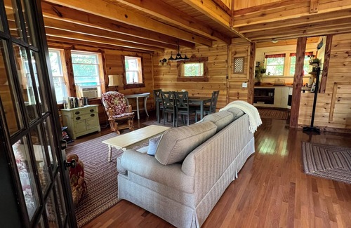 Irvine Cabina | Porch & Pines Cottage with a View