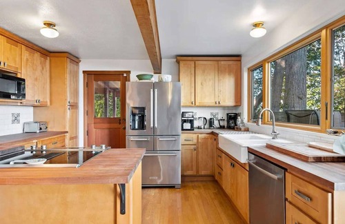 Suquamish Casa | Porpoise Paradise Waterfront Home w Beach/Hot Tub