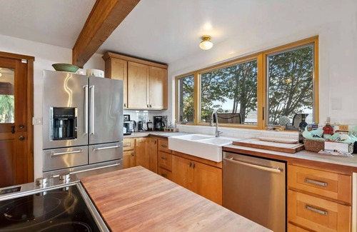 Suquamish Casa | Porpoise Paradise Waterfront Home w Beach/Hot Tub