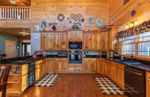 Frank Cabina | Porridge Pot - Log cabin with hot tub and arcade near Marion and Banner Elk!