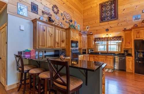 Frank Cabina | Porridge Pot - Log cabin with hot tub and arcade near Marion and Banner Elk!