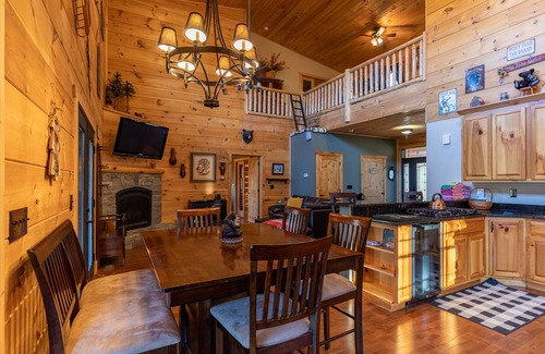 Frank Cabina | Porridge Pot - Log cabin with hot tub and arcade near Marion and Banner Elk!