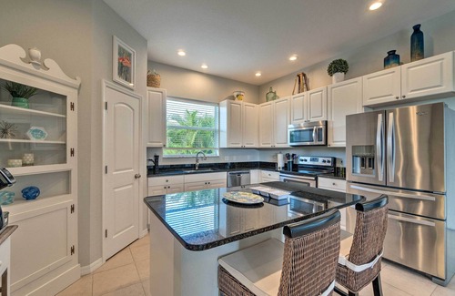 South Gulf Cove Casa | ¡NUEVO! Canalfront Home con piscina de agua salada y bar seco.