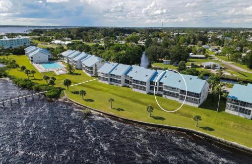 Port Charlotte Casa | Port Charlotte Private Waterfront Condo WA4410-317