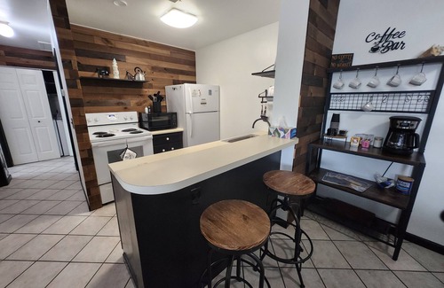 Port Clinton Condominio | Port Clinton Paradise-Waterfront 2-bedrooms, Pool, & Hot Tub by Jet Express