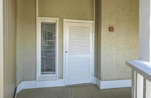 Isle of Palms Apartamento | Port O' Call E302 - Top Floor Ocean View Condo!