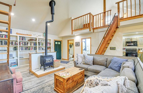 Burley Cabina | Port Orchard Lakefront Cabin w/ Fire Pit & Grill!