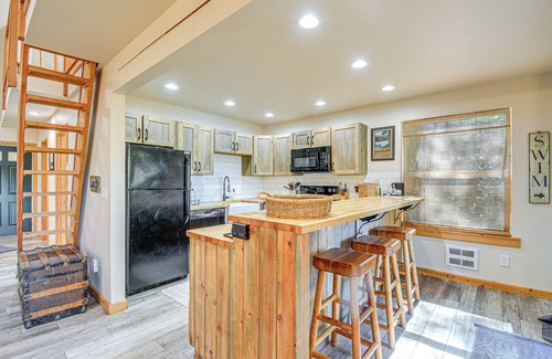 Burley Cabina | Port Orchard Lakefront Cabin w/ Fire Pit & Grill!