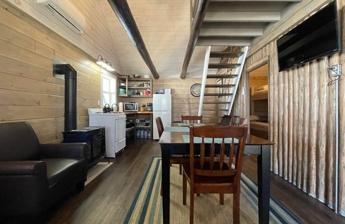 Portage Lake Cabina | Portage Lakeside Cabins, The Bear's Den