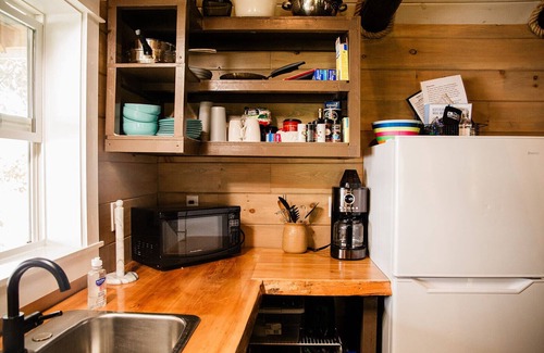 Portage Lake Cabina | Portage Lakeside Cabins, The Bear's Den