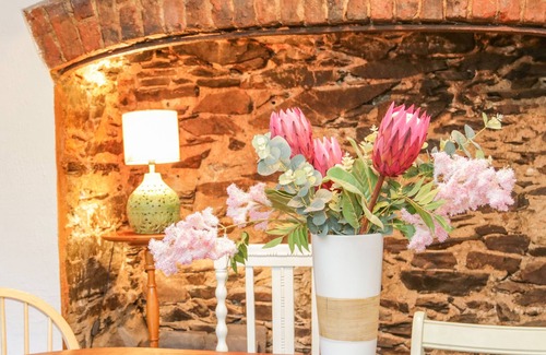 Llanfair Talhaiarn Casa | PORTH, pet friendly, character holiday cottage in Llanfair Talhaiarn