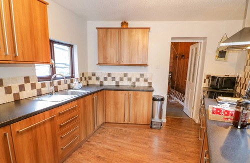 Llanfair Talhaiarn Casa | PORTH, pet friendly, character holiday cottage in Llanfair Talhaiarn