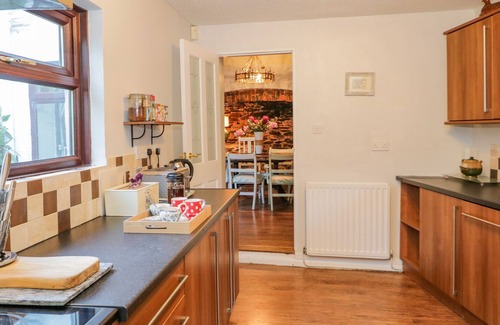 Llanfair Talhaiarn Casa | PORTH, pet friendly, character holiday cottage in Llanfair Talhaiarn