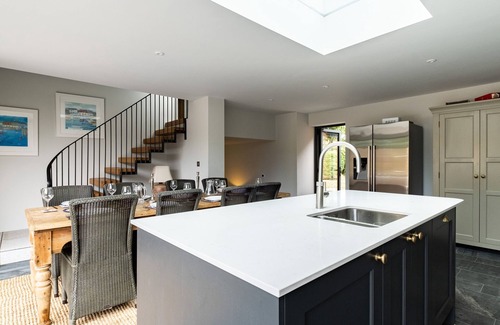 Rock Cabaña | PORTHILLY GREYS, pet friendly, country holiday cottage in Rock