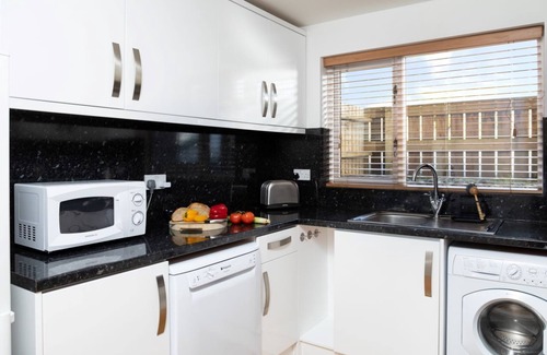 Porthtowan Cabina | Porthtowan Lodge eco-home, short walk to beach and coastal path.