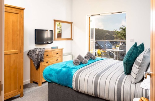 Porthtowan Cabina | Porthtowan Lodge eco-home, short walk to beach and coastal path.