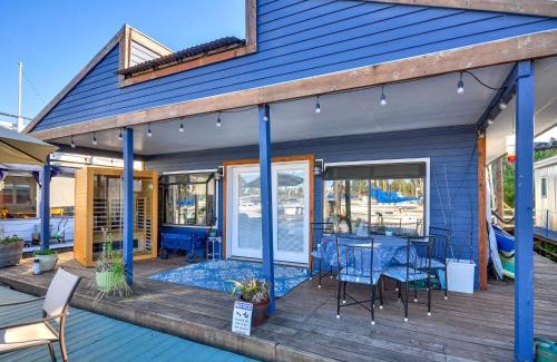 Bridgeton Casa | Portland Floating Home Getaway with Sauna!