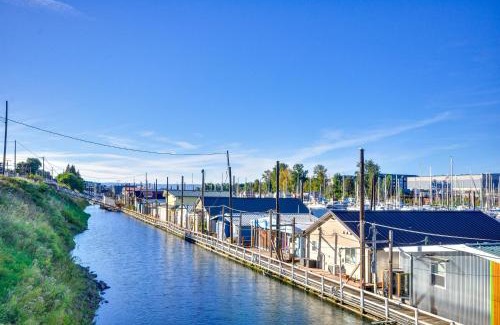 Bridgeton Casa | Portland Floating Home Getaway with Sauna!