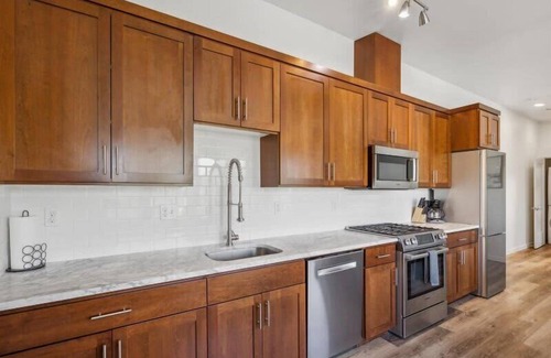 Buckman Neighborhood Apartamento | Portland Retreat with Scenic Views and Fireplace