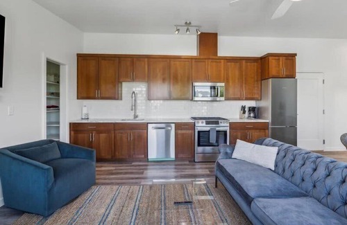 Buckman Neighborhood Apartamento | Portland Retreat with Scenic Views and Fireplace
