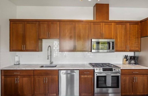 Buckman Neighborhood Apartamento | Portland Retreat with Scenic Views and Fireplace