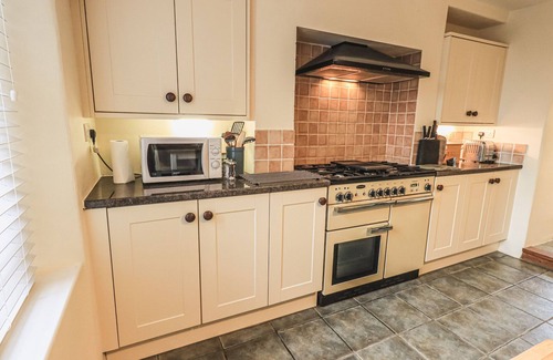 Lindale Casa | PORTOBELLO, pet friendly, with a garden in Lindale