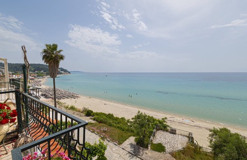 Siviri Apartamento | Poseidon Seafront Apartment by RentalsPro