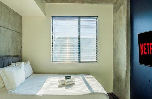 Evans Churchill Apartamento | Posh 2BD - Central DT - Gym, Pool, Parking -Sleep 8