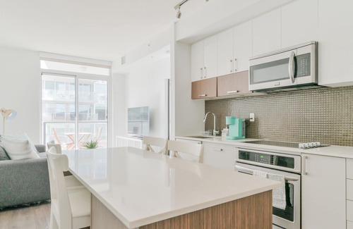 East Village Condominio | Posh 2BR Condo near Stampede w/ Undrgrnd Parking