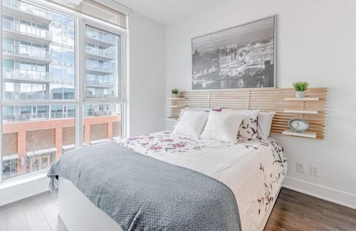 East Village Condominio | Posh 2BR Condo near Stampede w/ Undrgrnd Parking