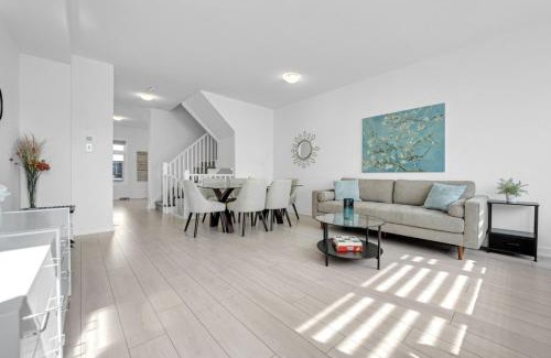 Burlington Casa | Posh 4 Bed Home with Backyard in Great Location