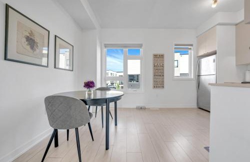 Burlington Casa | Posh 4 Bed Home with Backyard in Great Location