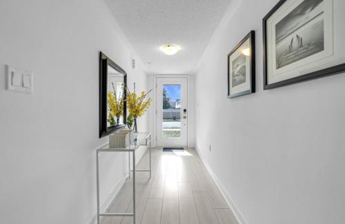 Burlington Casa | Posh 4 Bed Home with Backyard in Great Location