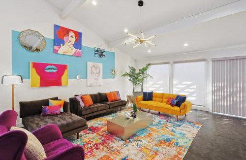 Grand Prairie Casa | Posh 5BD w Pool Hot Tub Cinema Patio Foosball