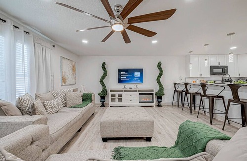 Humble Casa | Houston/IAH Escape: Free Parking, Wi-Fi, Sleeps 14, & 10 mins from IAH
