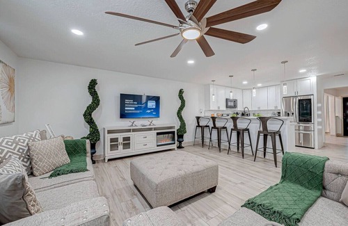 Humble Casa | Houston/IAH Escape: Free Parking, Wi-Fi, Sleeps 14, & 10 mins from IAH