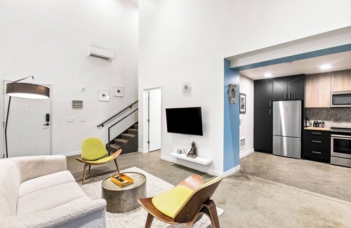 Downtown Apartamento | Posh Lofty Pad in Central Redmond
