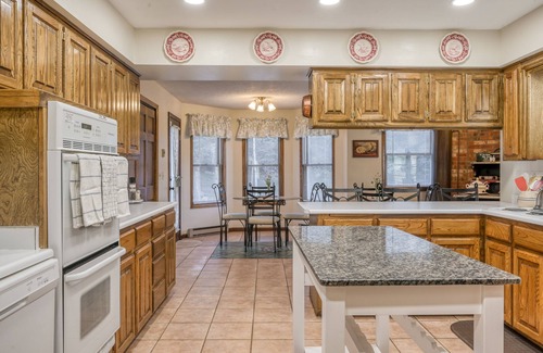 South Fork Casa | Posh mansion with antique decor, WiFi, & gas fireplace - near river and skiing
