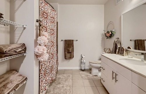 Downtown Baltimore Apartamento | Posh Penthouse Inner Harbor::Family:Sports