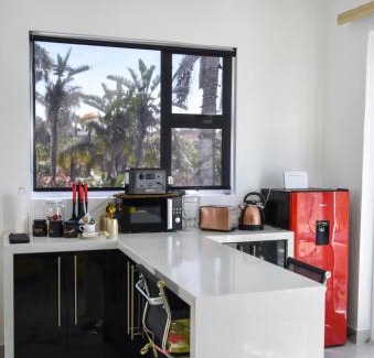 Humewood Apartamento | Posh Spot Gold Unit beautiful Beach View Apartment Sleeps 2