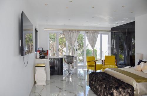 Humewood Apartamento | Posh Spot Gold Unit beautiful Beach View Apartment Sleeps 2