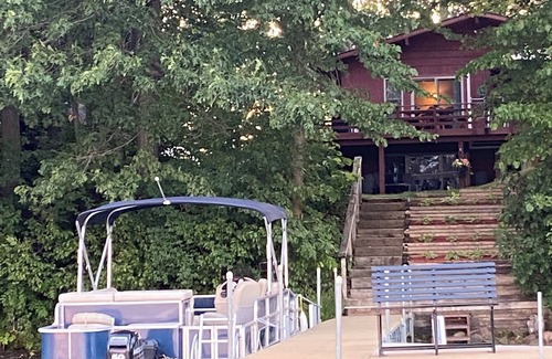 Sand Creek Cabina | Poskin Lake Getaway Cabin Lakefront access and beautiful sunrise