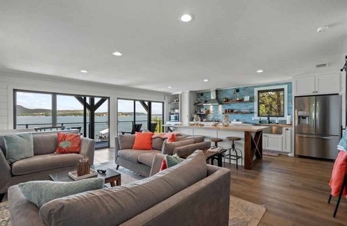 Graford Casa | Possum Kingdom's Reel Scenic Haus, 3bd/2ba sleeps 8 waterfront w/beautiful views